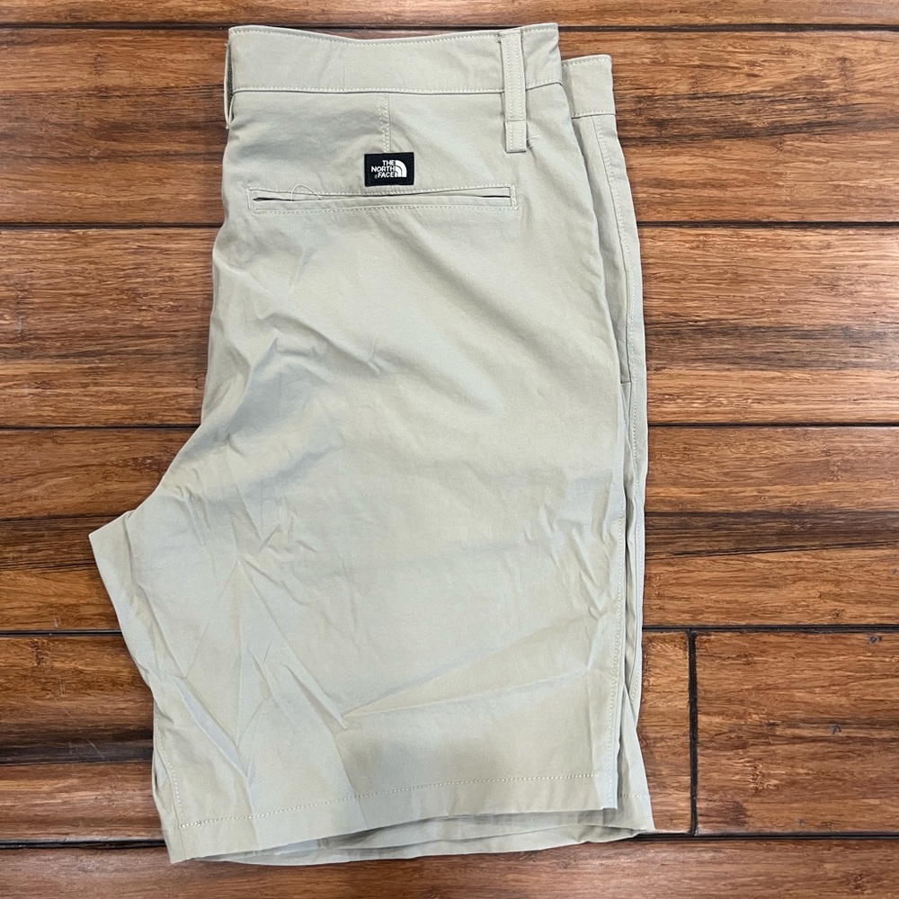 Men’s North Face Size 34 khaki shorts